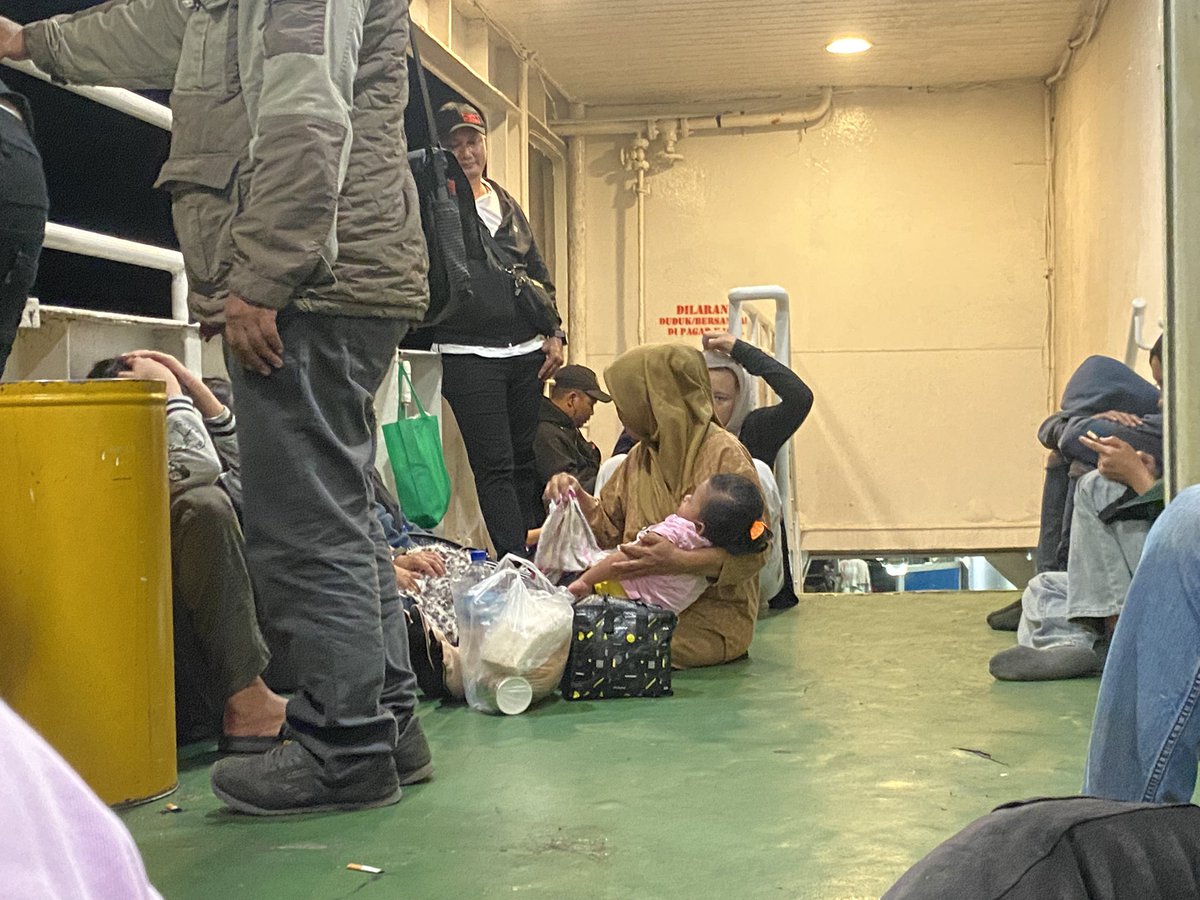 cocoklogy's tweet photo. OVEN BERJALAN! Kapal yang tidak layak! AC mati dari seluruh lantai!
Entah ini tanggung jawab siapa yang jelas @asdp191 tanggung jawab pak, ini banyak anak2, kalo memang yang reguler dibedakan untuk waktu tiba nya lebih lama ya ngga apa-apa tapi fasilitas nya kurang @kemenhub151 https://t.co/K2x2y8xNmN