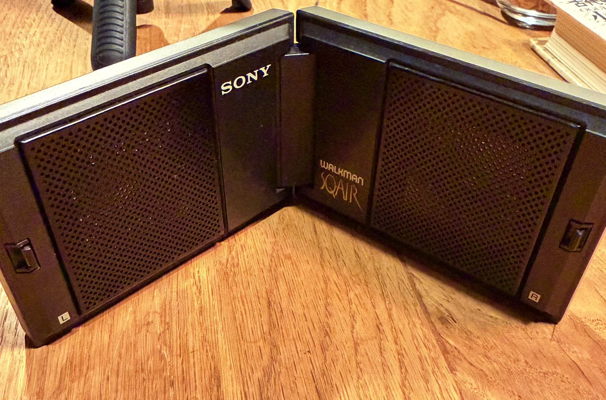 eisukeoooka's tweet photo. 小学生の頃に購入したSONY SS-WM20が探し物してたら偶然に出て来た。1982年頃に発売されたウォークマン用の折りたたみ式ポータブルコンパクトスピーカー。iphoneに繋げて聞いてみたが音は低音無くイマイチだが、なんとなく懐かしく素朴な音。 https://t.co/DIsz4zIdFQ
