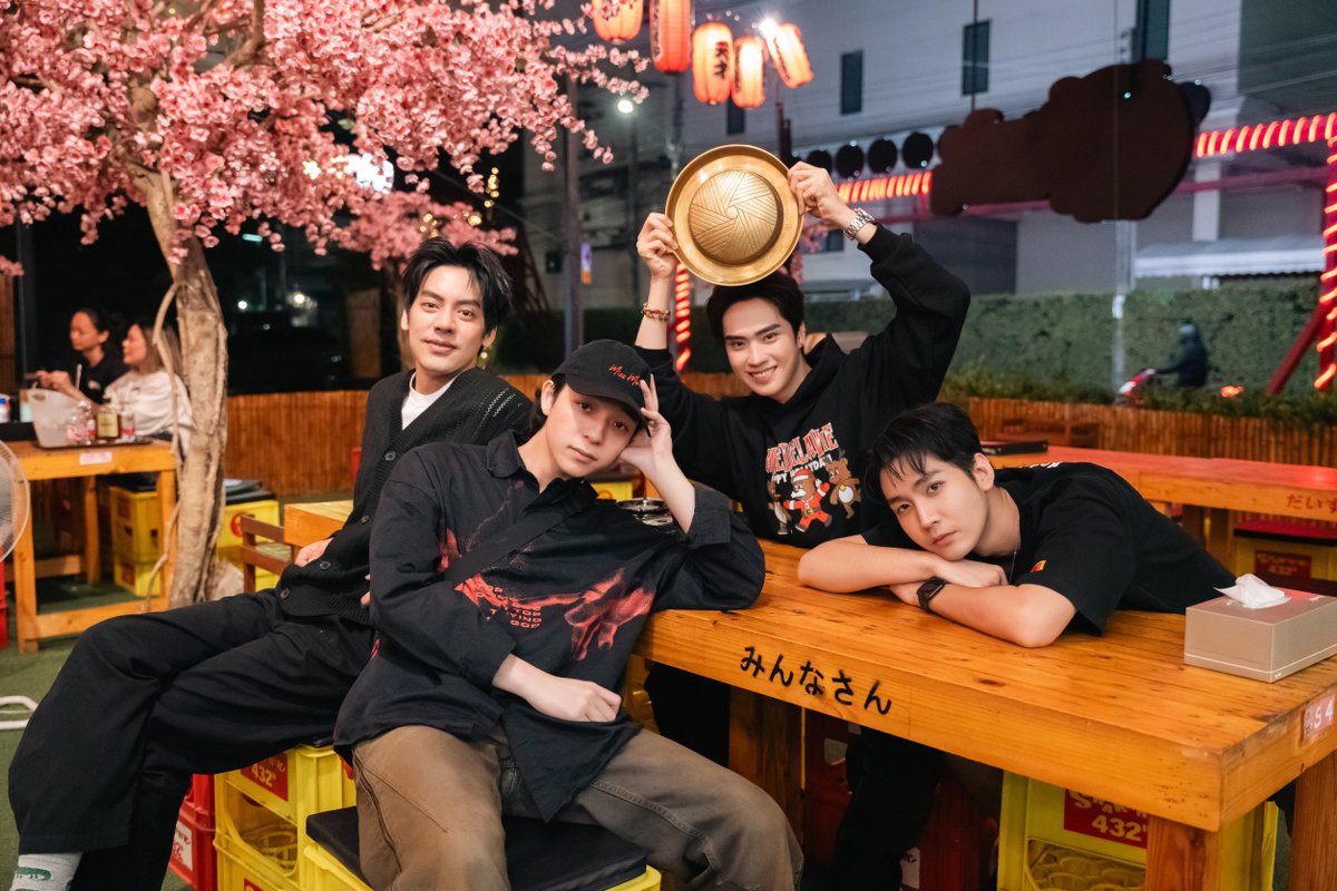 ตี๋เล่าว่า นี่คือวันที่พี่เต้บอกแก๊ง SBFIVE ว่าจะแต่งงาน แบบเซอร์ไพรส์! ไม่มีเกริ่นนำใดๆ บอกแค่ว่าจะแต่งงานแล้วนะ ทุกคนช็อคเลย 😁

แล้วแคปชั่นคุณตี๋นะ Congrats and hbd bro นี่คือรวมถึงเรื่องแต่งงานด้วยมั้ยเนี่ยยยย ไม่น่าเชื่อว่าคุณตี๋จะเก็บความลับได้นานขนาดนี้ ไม่หลุดสปอยเลย 🤣🤣