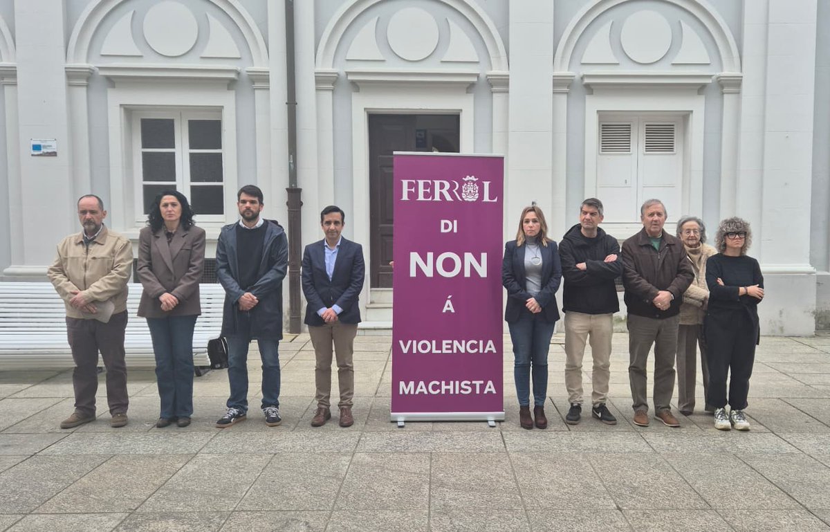 JulianFerrol's tweet photo. Minuto de silencio de la corporación municipal de #Ferrol en la calle María para condenar los últimos asesinatos por violencia de género. 🖤

Lamentamos la pérdida de una mujer de 49 años en Zaragoza y de una menor de tres años en Alicante. 

#BastaYa #ViolenciaDeGénero #Ferrol https://t.co/WXyy4CmM7u