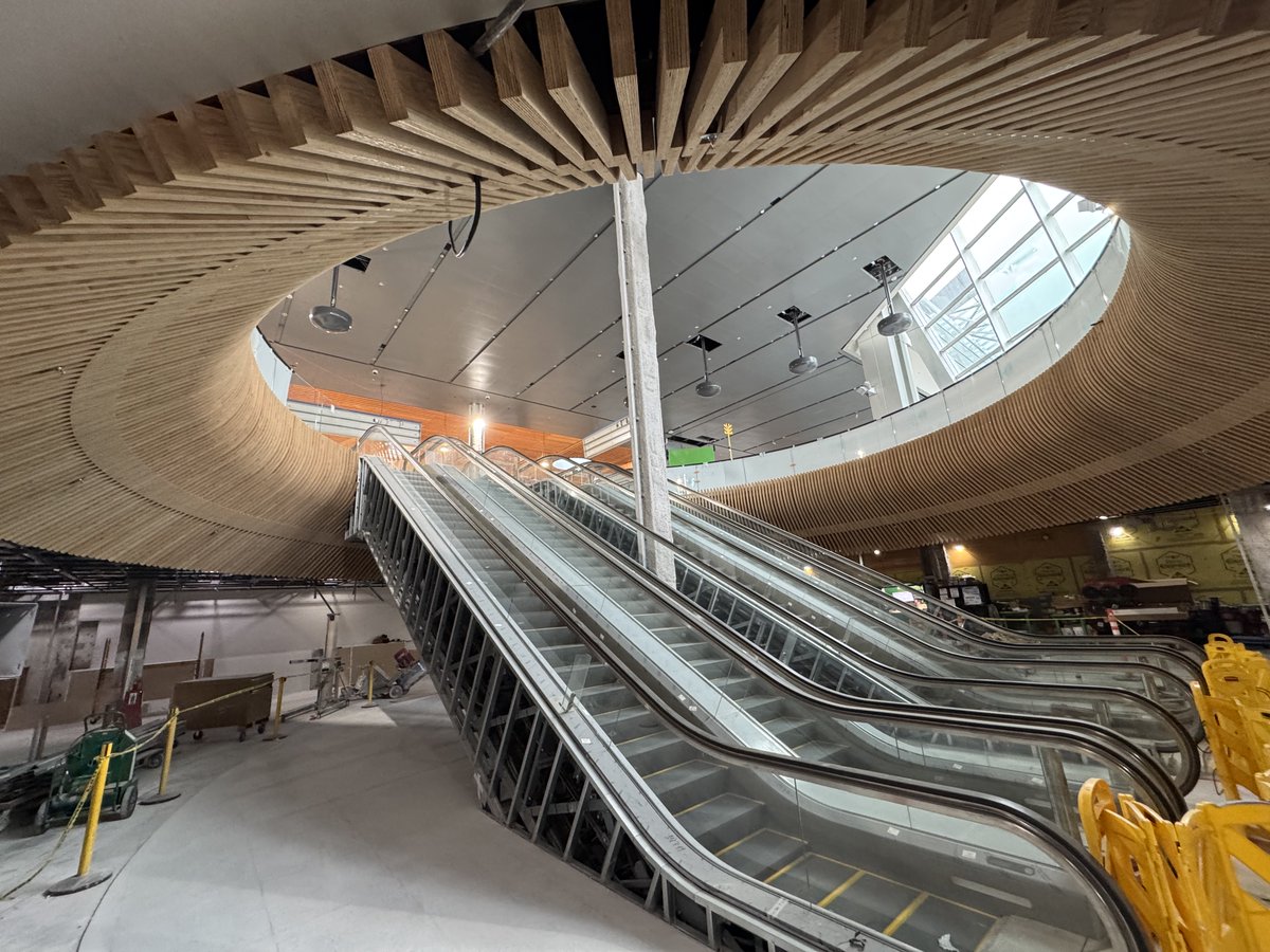 HoffmanCorp's tweet photo. The new North Secure Corridor is now open at #PDX, linking Concourses D and E directly to the new terminal and eliminating the temporary (lengthy) bypass.

Shorter, more direct routes to baggage claim are here, with even more improvements coming in April.

#HoffmanBuilds #PDXNext https://t.co/6QiAmvZdEd