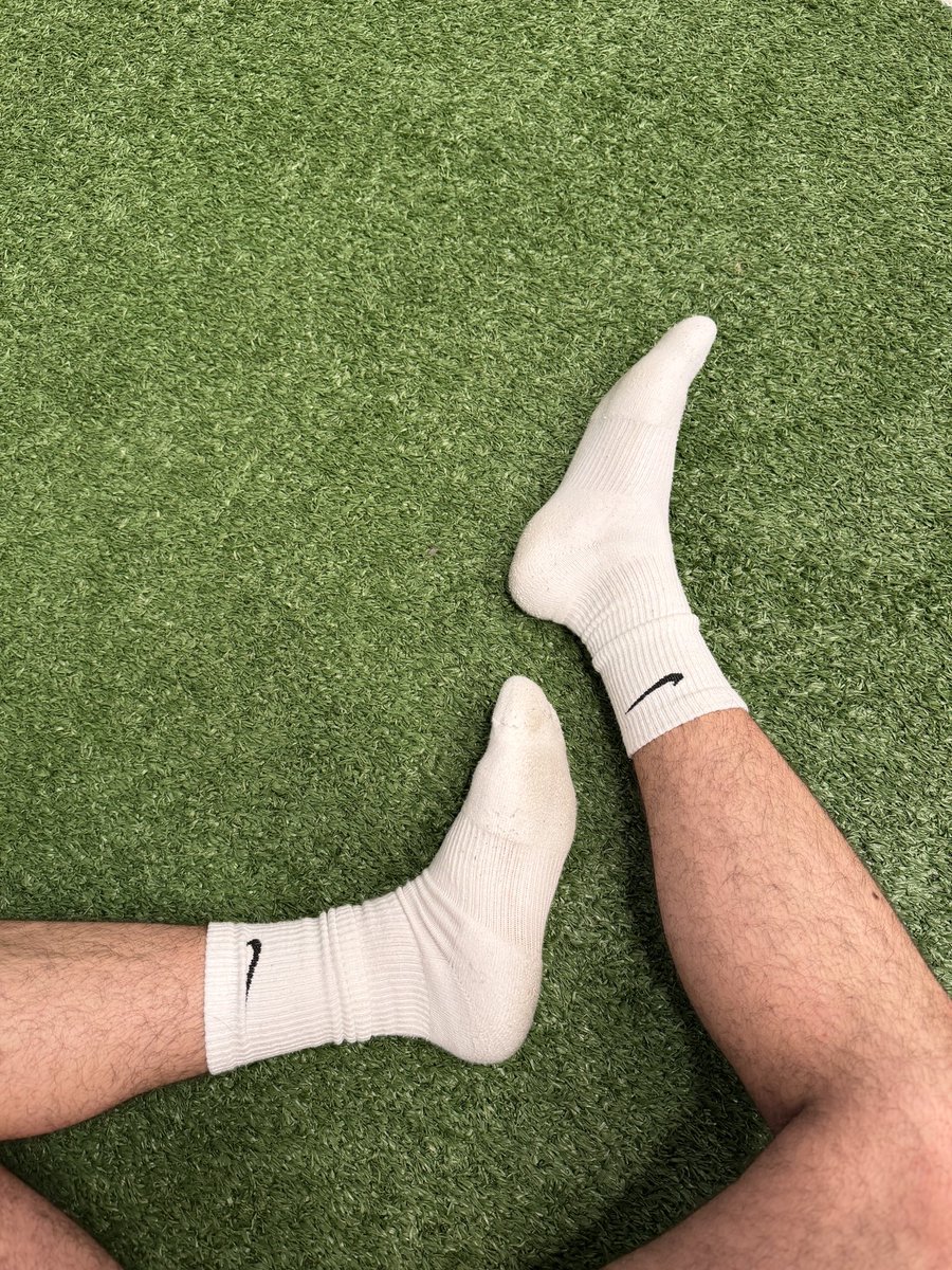 Valentinoo_papi's tweet photo. Took my shoes off at the gym https://t.co/b7ayn6raEn