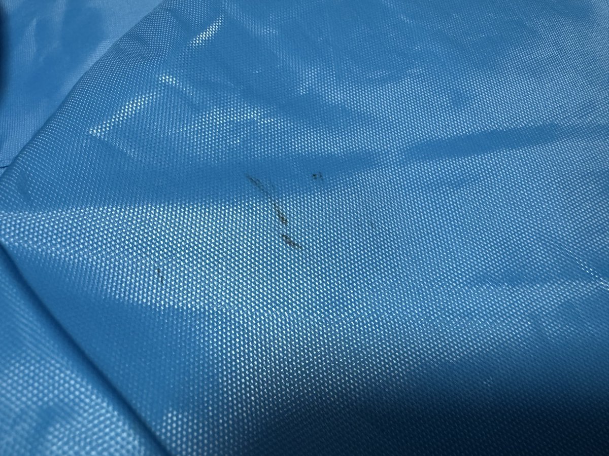 wintersea_04's tweet photo. 배송 왔다고 해서 신났었는데
프린팅에 대한 부분을 확인할 시간도 
활짝 펼쳐서 입어볼 필요도 없이 
두번 펼쳤는데 오염 발견으로 교환 문의 남김....ㅠㅠ
너무 속상하다... https://t.co/QFj7QfIIxW