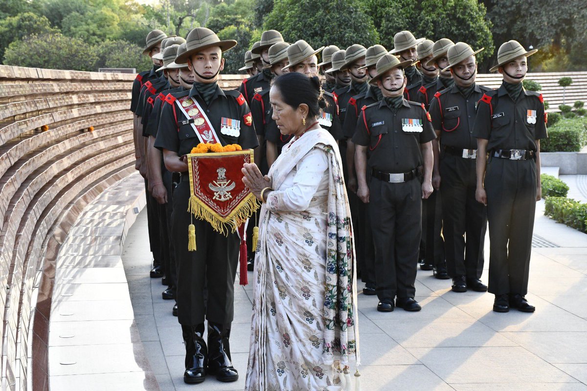 salute2soldier's tweet image. Nk Siriman Gurung made #Supreme #Sacrifice during Op #Orchid, in Chakabama Sector in 1992. The #VeerNari Til Maya Gurung W/o Nk Siriman Gurung, #1/5GR, laid wreath and paid homage at #AmarJawanJyoti in #NationalWarMemorial during the Next-of-Kin ceremony.