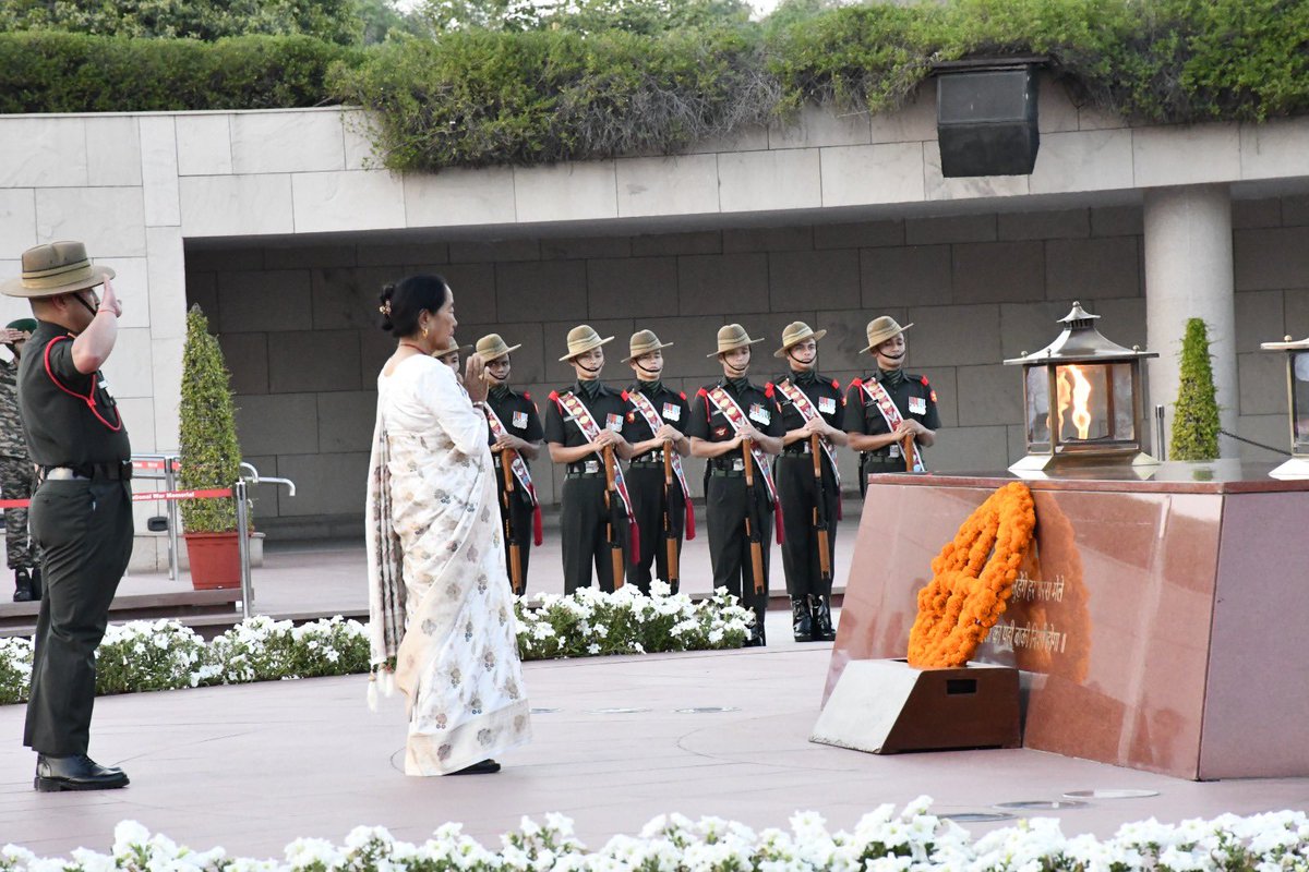 salute2soldier's tweet image. Nk Siriman Gurung made #Supreme #Sacrifice during Op #Orchid, in Chakabama Sector in 1992. The #VeerNari Til Maya Gurung W/o Nk Siriman Gurung, #1/5GR, laid wreath and paid homage at #AmarJawanJyoti in #NationalWarMemorial during the Next-of-Kin ceremony.