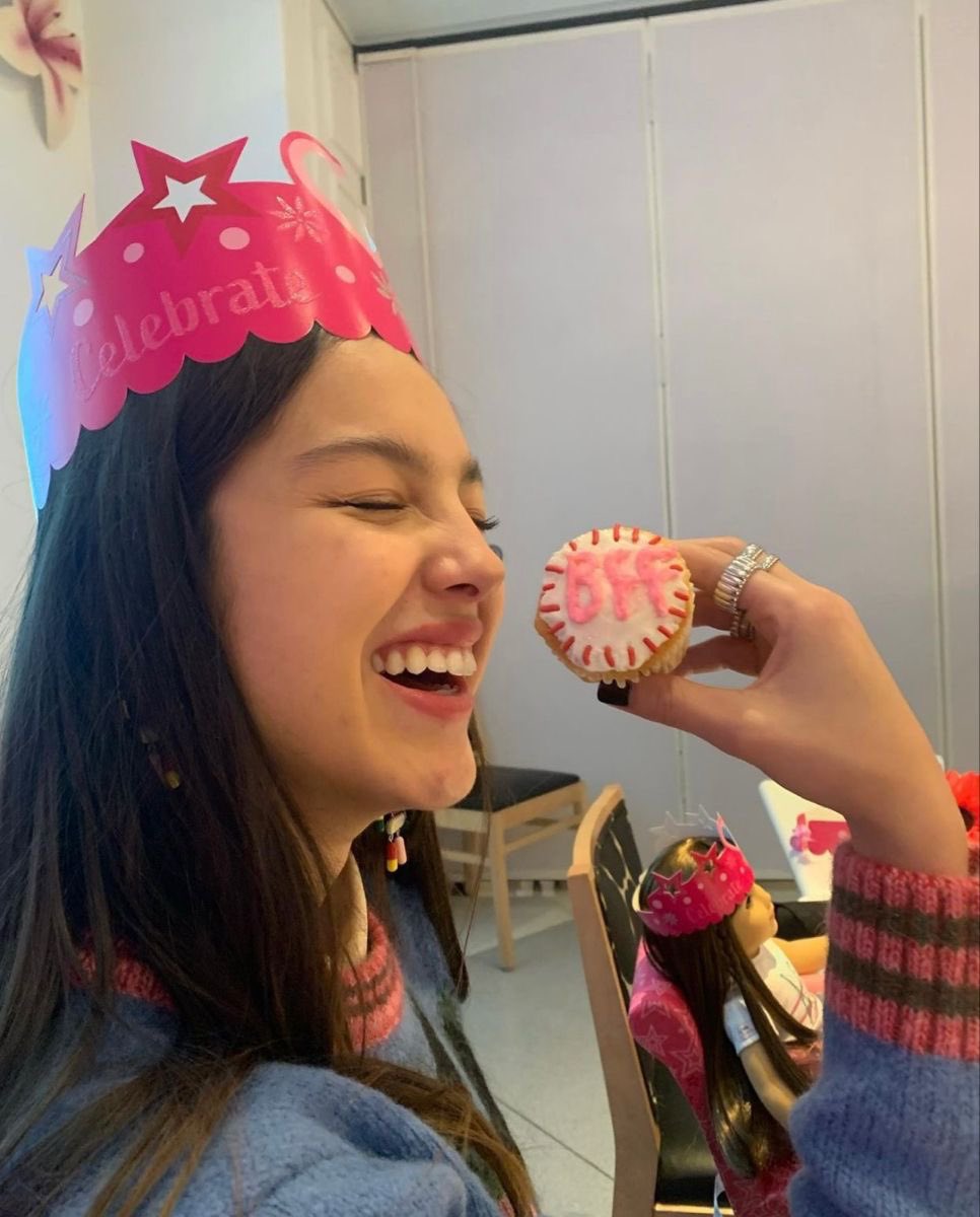 acervowildest's tweet photo. aniversário da nossa odiada preferida!!!!! muitos anos de vida sofi, obrigada por fazer nosso squad cada vez melhor e mais engraçado, que você quebre muitos recordes do alex warren durante a sua vida 🎂🎂🎂 
TE AMAMOS MUITO @baeswifted https://t.co/VBPtR0Ki1j