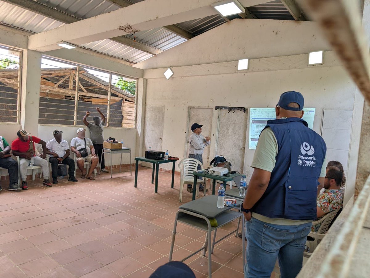 DefensoriaCol's tweet photo. Acompañamos y realizamos el monitoreo al proceso de consulta previa adelantado en el Consejo Comunitario La Larga Tumaradó, en Riosucio, Chocó.

Este espacio se desarrolló en cumplimiento de lo ordenado por el Tribunal Administrativo de Quibdó, tras evidenciarse la vulneración del derecho fundamental a la consulta previa.

La decisión judicial exige la adopción de medidas de compensación por los daños ocasionados a las comunidades étnicas, luego de haberse dispuesto de un predio sin la debida concertación con el territorio.

Durante el acompañamiento se promovió el respeto de los derechos colectivos, el diálogo y la participación efectiva bajo principios de buena fe y concertación, así como la garantía de los derechos de la comunidad y el aseguramiento de procesos transparentes en la toma de decisiones que impactan sus territorios.