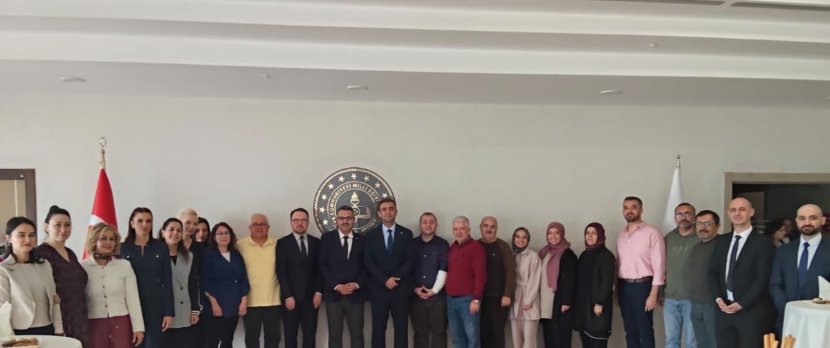 mebodsgm's tweet photo. Mesleki Eğitimde Yeni Dönem: Mesleki Eğitimde Yetkinlikleri İzleme Araştırması Çalıştayı Ankara’da Devam Ediyor!

Millî Eğitim Bakanlığı, gençlerin iş dünyasına hazır bulunuşluklarını ölçmek ve artırmak için kolları sıvadı. Ankara’da devam eden Mesleki Eğitimde Yetkinlikleri İzleme Araştırması (MEYİAR) kapsamında "İstihdam Edilebilirlik Becerileri Soru Hazırlama Çalıştayı" tüm hızıyla sürüyor. 

📍 Mekan: Ankara Mogan MTAL Uygulama Oteli.

👥 Katılımcılar: Elektrik-Elektronik ve Yiyecek İçecek Hizmetleri alanında uzman öğretmenler ve personel.

🎯 Odak Noktası: Öğrencilerin sadece akademik bilgisi değil; karmaşık sorunları çözme, veriye dayalı strateji geliştirme ve mesleki okuryazarlık yetkinlikleri.

📝 Çıktı: Pilot uygulama için nitelikli ve çok boyutlu soru setlerinin hazırlanması.

Genel Müdürümüz Dr. Erdal KILINÇ:

"Okuma ve problem çözme becerileri artık sadece akademik bir yetenek değil, iş piyasasına uyum sağlamanın anahtarıdır. MEYİAR ile 12. sınıf öğrencilerimizin istihdam edilebilirliğini ulusal düzeyde izliyoruz."

Mesleki eğitimde kaliteyi artıracak bu önemli adım, geleceğin yetkin iş gücü için sağlam bir temel oluşturuyor.
@tcmeb 
@Yusuf__Tekin
