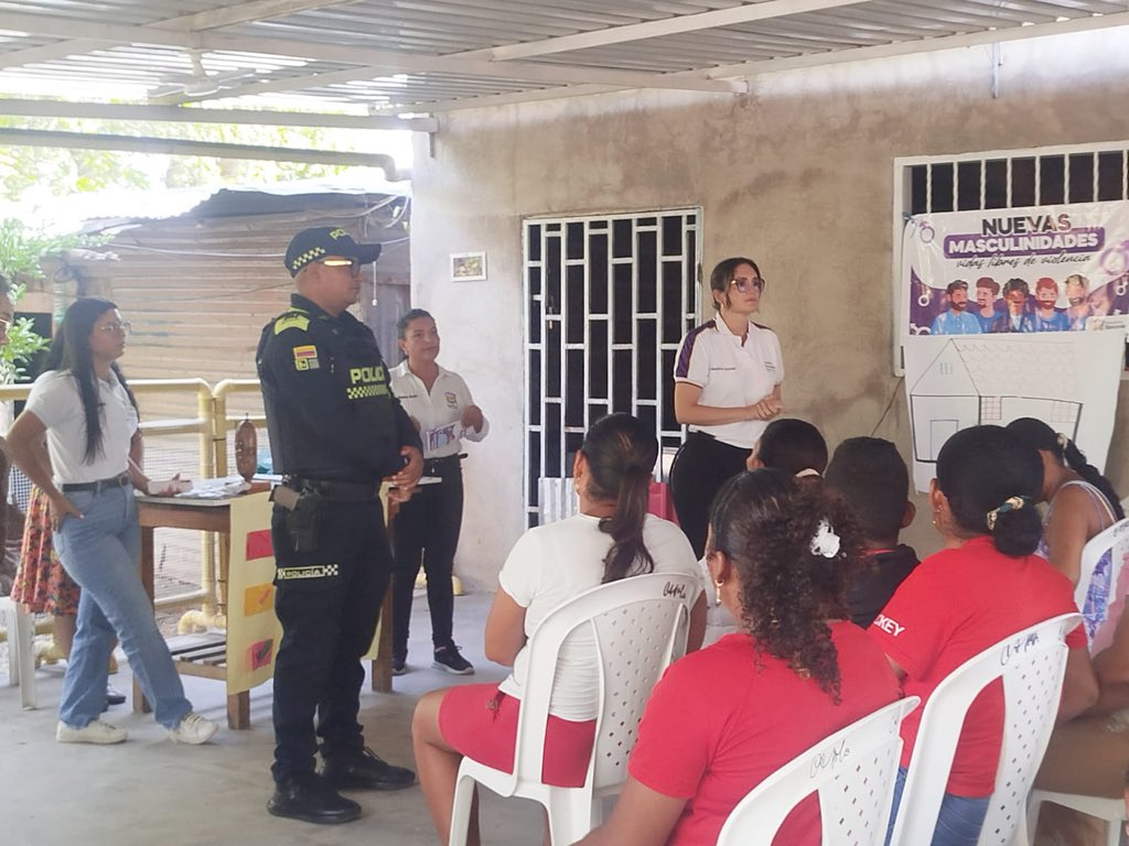alcaldiabosco's tweet photo. Ayer estuvimos en el barrio Villahermosa compartiendo un espacio de diálogo sobre nuevas masculinidades, promoviendo el respeto y la construcción de entornos más equitativos.

Agradecemos el acompañamiento de la Policía de Infancia (@proteccionponal) y la Policía de Turismo. https://t.co/SkmoP6909r