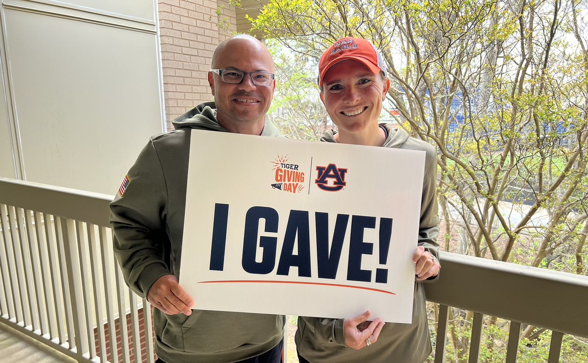 AuburnSoftball's tweet photo. It may be gameday, but @CoachMalveaux and @KateMalveaux still found time to give 🧡

Help support Auburn student-athletes this Tiger Giving Day! 🤝

#WarEagle https://t.co/WIudQrR4RU