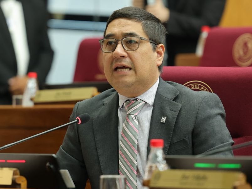 La Caja Parlamentaria debe eliminarse por ser un injusto privilegio, inmoral, pero ante todo, inviable; no existe manera de sostenerla sin el aporte del Estado, que en términos claros, no es otra cosa que el esfuerzo colectivo de los paraguayos por medio de sus impuestos !