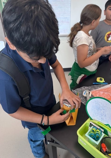 HumbleISD_NBE's tweet image. 🔬 Science Olympiad in action! Students design insulated containers using recycled materials to keep water warm. Teams compete to minimize temperature change—combining engineering, creativity, and problem-solving! ♻️🌡️ #STEM #ScienceOlympiad #FitchsFriends