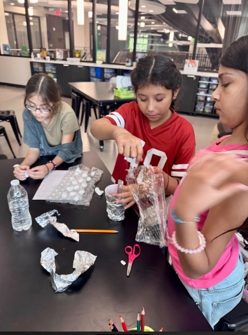 HumbleISD_NBE's tweet image. 🔬 Science Olympiad in action! Students design insulated containers using recycled materials to keep water warm. Teams compete to minimize temperature change—combining engineering, creativity, and problem-solving! ♻️🌡️ #STEM #ScienceOlympiad #FitchsFriends