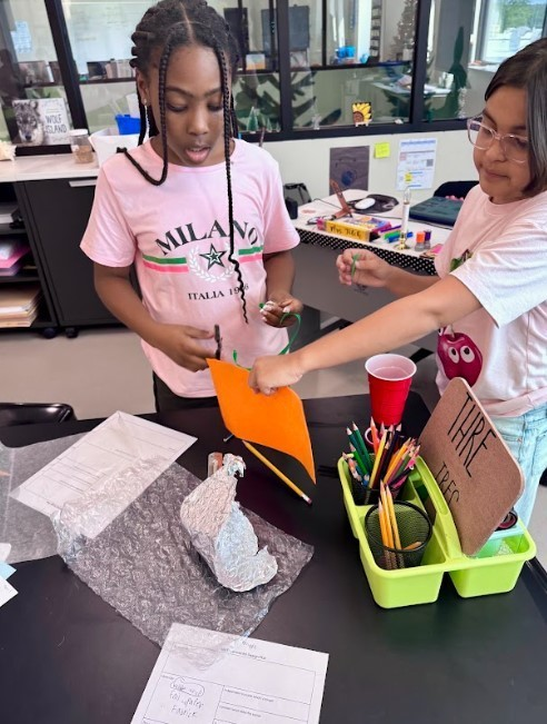 HumbleISD_NBE's tweet image. 🔬 Science Olympiad in action! Students design insulated containers using recycled materials to keep water warm. Teams compete to minimize temperature change—combining engineering, creativity, and problem-solving! ♻️🌡️ #STEM #ScienceOlympiad #FitchsFriends