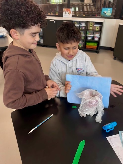 HumbleISD_NBE's tweet image. 🔬 Science Olympiad in action! Students design insulated containers using recycled materials to keep water warm. Teams compete to minimize temperature change—combining engineering, creativity, and problem-solving! ♻️🌡️ #STEM #ScienceOlympiad #FitchsFriends