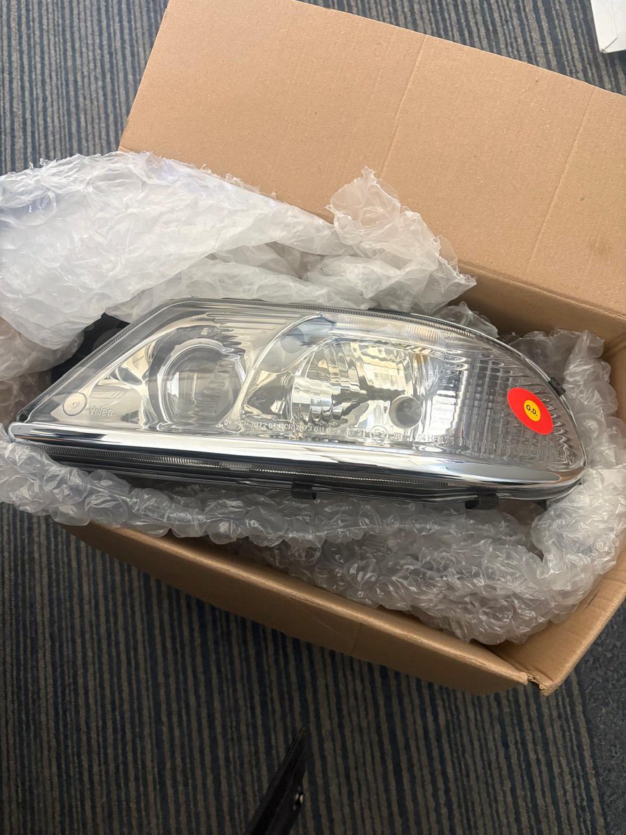SimonCarGuy's tweet image. After an extensive search.

Behold!

New Alfa 166 headlamps to replace my 25 year old broken originals.

#RestorationProject #Alfa