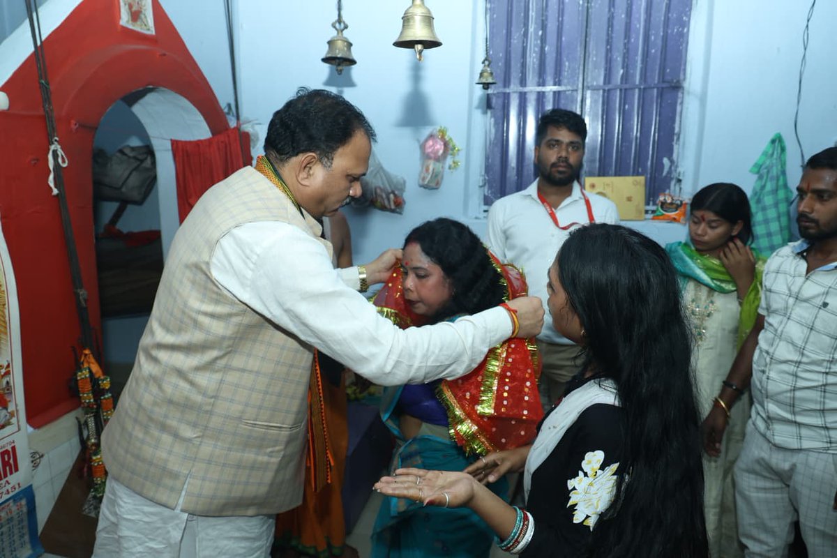 ShyamBihariBjp's tweet image. आज चिरमिरी, गोदरीपारा के लक्ष्मी पंडा में ज्योत-  जवारा के दर्शन कर आशीर्वाद प्राप्त किया। मां दुर्गा की कृपा हम सभी पर सदैव बनी रहे यही मंगलकामना है।

#chaitranavratri #maadurga #blessed🙏 #temple