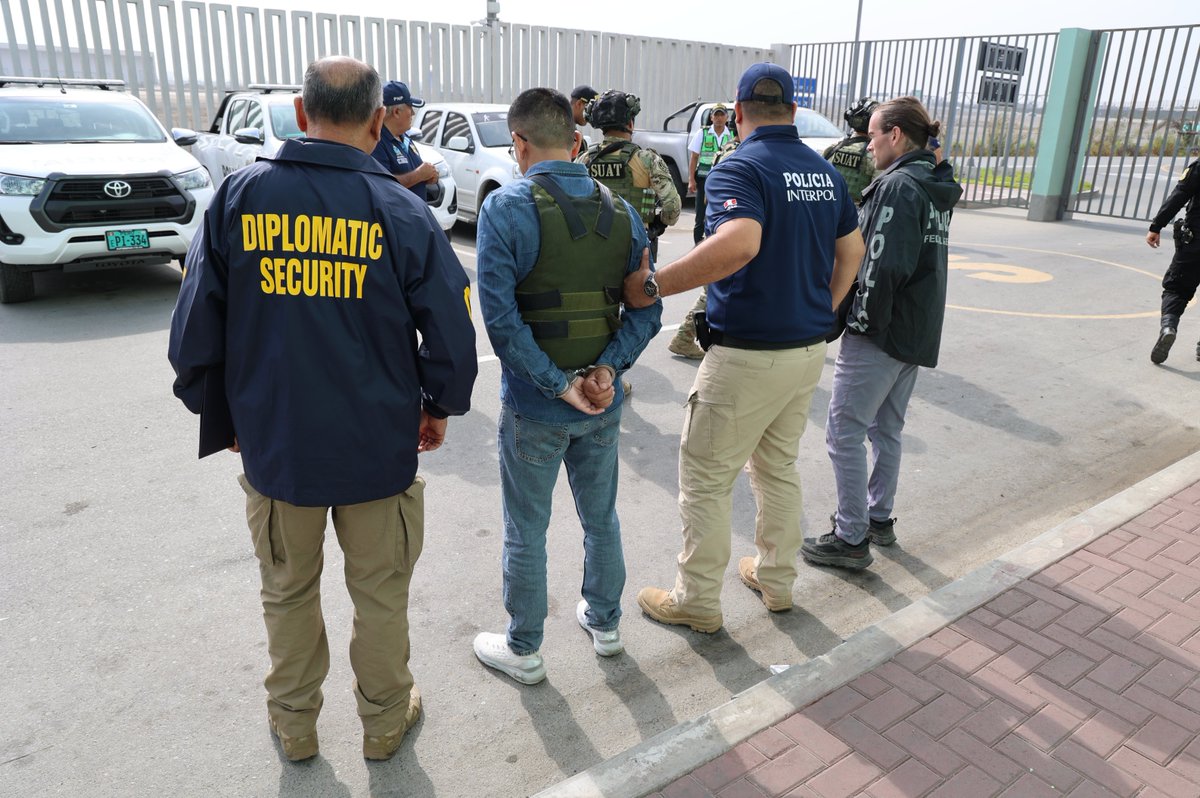 USEMBASSYPERU's tweet photo. Buscado hace 30 años por un asesinato cometido en Miami-Dade, fue capturado en Perú y extraditado ayer gracias a la acción conjunta de @PoliciaPeru GRECCO, @FiscaliaPeru, @MigracionesPE, @FBI, @TheJusticeDept , @StateDeptDSS y de los detectives  Grossman y Segovia de la oficina del comisario de @MiamiDade_SO. Juntos nos libraremos del crimen.