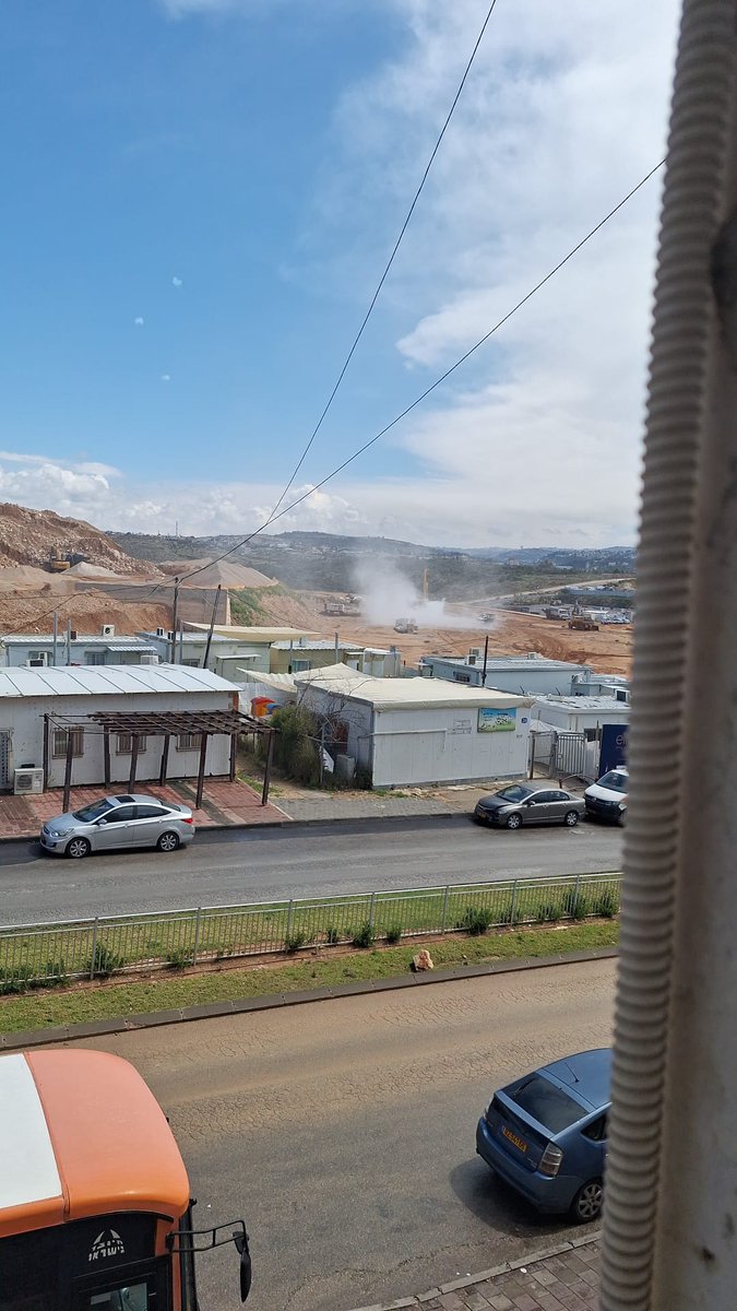 lea71919's tweet photo. נפילת רסיס במודיעין עילית ללא נפגעים .
אם ה' לא ישמור עיר .
תראו כמה קרוונים מסביב !!!! https://t.co/hgbEgTAy1w