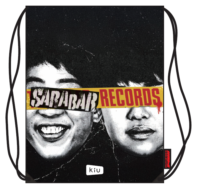 SARABARRECORDS's tweet photo. 🔥100,000回 再生突破🔥

#梅田サイファー 回が過去最速で10万回再生突破！
これにて #サラレコ の全動画が10万再生以上！
ありがとうございます😭

🎁プレゼント応募は今月いっぱいまで！

⬇️引用元のポストをフォロー＆リポストで
抽選10名様に
「SARABAR RECORDS×KiUコラボナップサック」をプレゼント！

さらに！その中から1️⃣名様に…
🌍世界にたった1枚！
2組のサイン入りボードも当たります🎁

ナップサックは販売予定なしの激レア非売品😱

⚠3/31(火)23:59で応募締め切り⚠

📺 配信はこちら
▶️ https://t.co/i00k1gIfTP

#さらば青春の光 #森田哲矢 #kiu #キウ