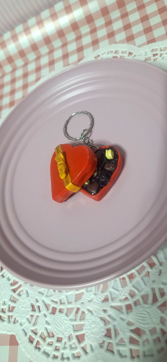 PintuchyWShop's tweet photo. 🍰 COLECCIÓN DULCES 🍰

Nueva colección inaugurada con esta caja de bombones, de forma totalmente personalizable, que puedes pedir en llavero o también en otros formatos https://t.co/06YcUl6jau