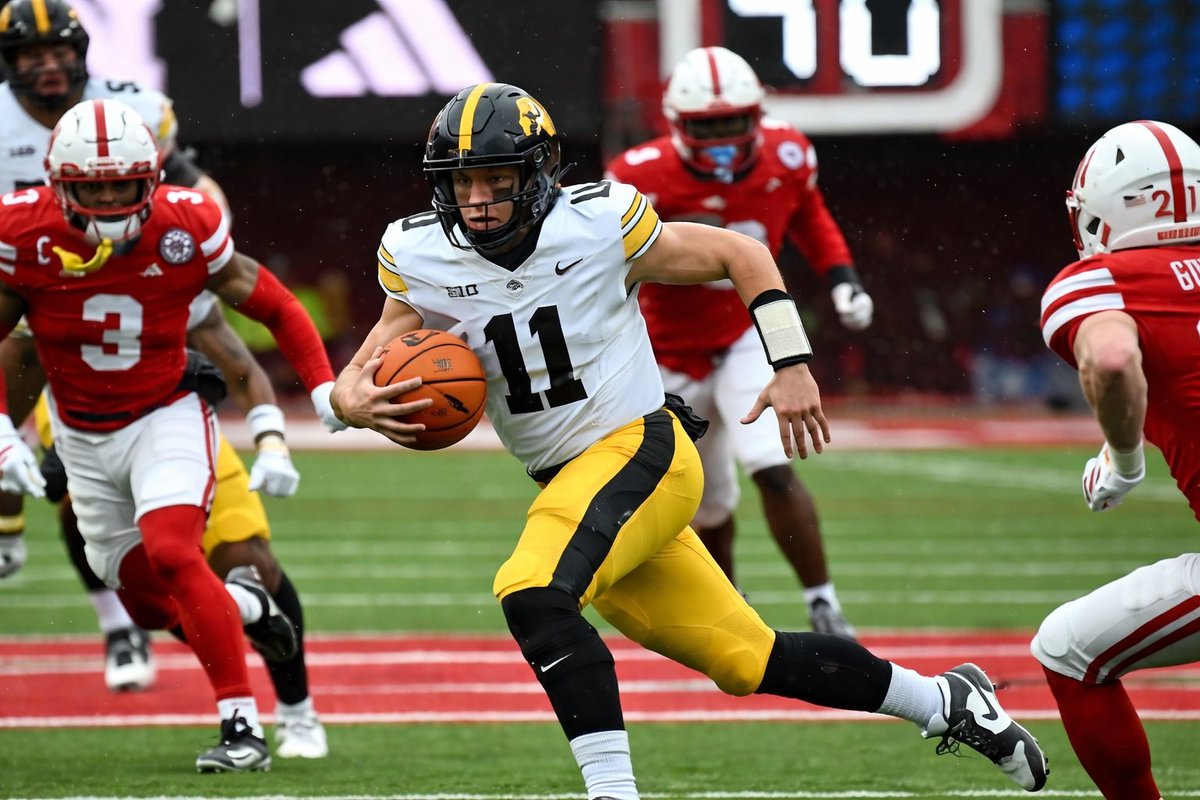 The final score in the Nebraska- Iowa game fixing to be 15-9 or something like that. #ncaabasketball #marchmadness #GoHawks