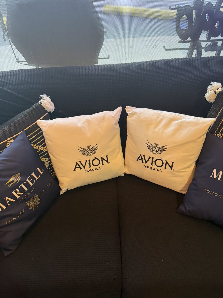 JulioKingsberry's tweet photo. Avion in the local Mexican spot. Shoutout Turtle
#entourage #drama https://t.co/OfXkgo1LoF