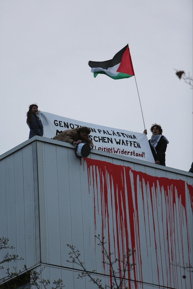 REntwaffnen's tweet image. Propalästinensische Aktivist*innen haben bis Vormittag den Rüstungskonzern Rheinmetall in #Berlin #Wedding besetzt. Sie fordern einen Stopp der Waffenexporte nach Israel &amp;amp; ein Ende der deutschen Unterstützung am Genozid. Rheinmetall gehört zu Israels wichtigsten Waffenlieferanten