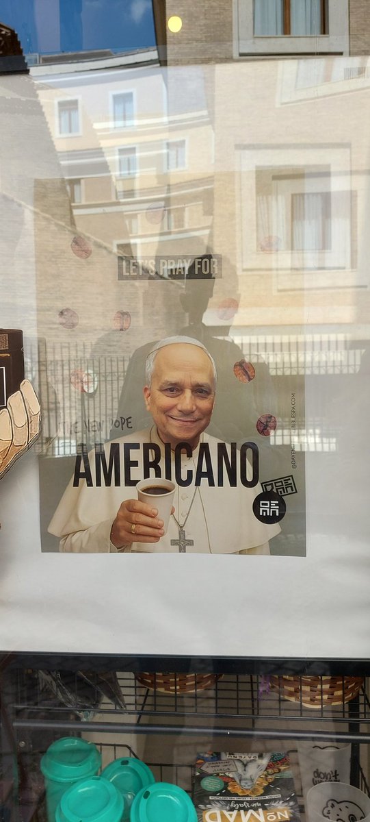 A Rome pour quelques jours et meme dans les boutiques du vatican et au pays de l expression ils ont de l humour avec le nouveau Pape Leon XIV