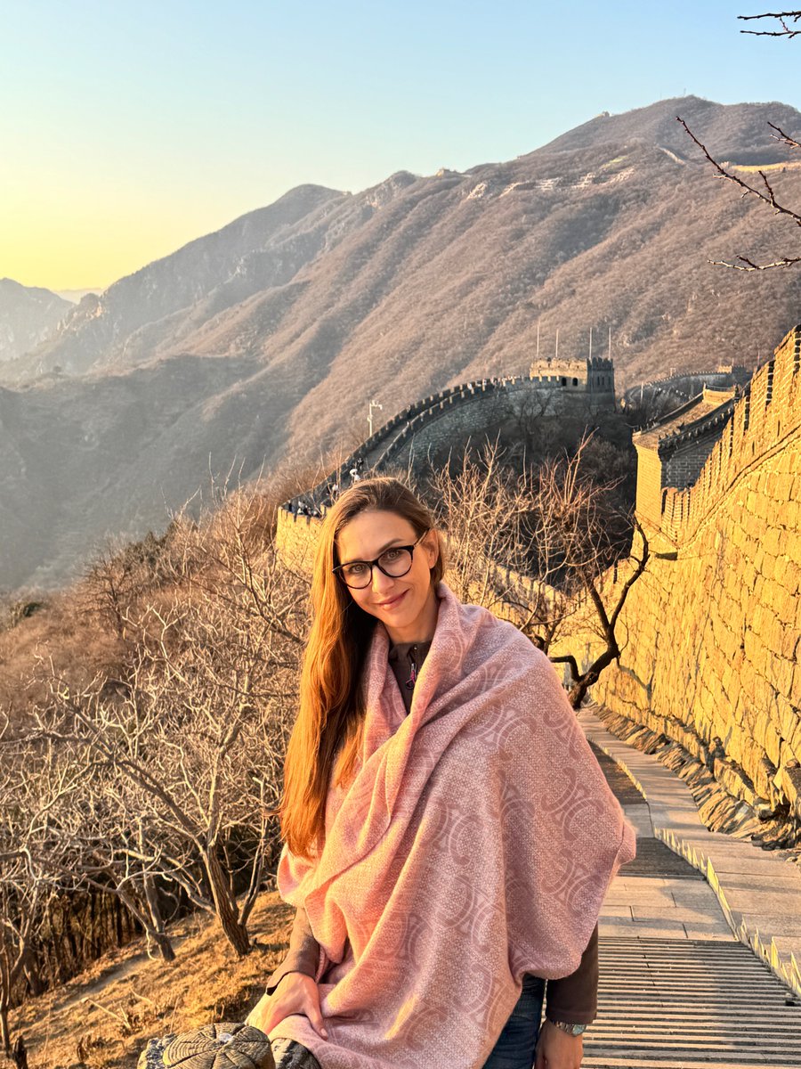 laksventures's tweet photo. 24 emperors. 10,000 rooms. One very long wall. And the best duck I've ever had. 🇨🇳✨

Beijing wasn't on my radar. Now it's at the top of my list. 🤩

#BeijingTravel #GreatWallOfChina #ForbiddenCity #PekingDuck #TempleOfHeaven https://t.co/Y7zDituepn