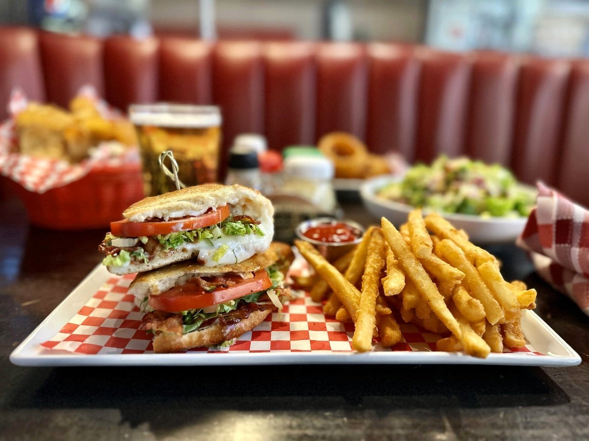 Slice of Vegas Pizza tweet media