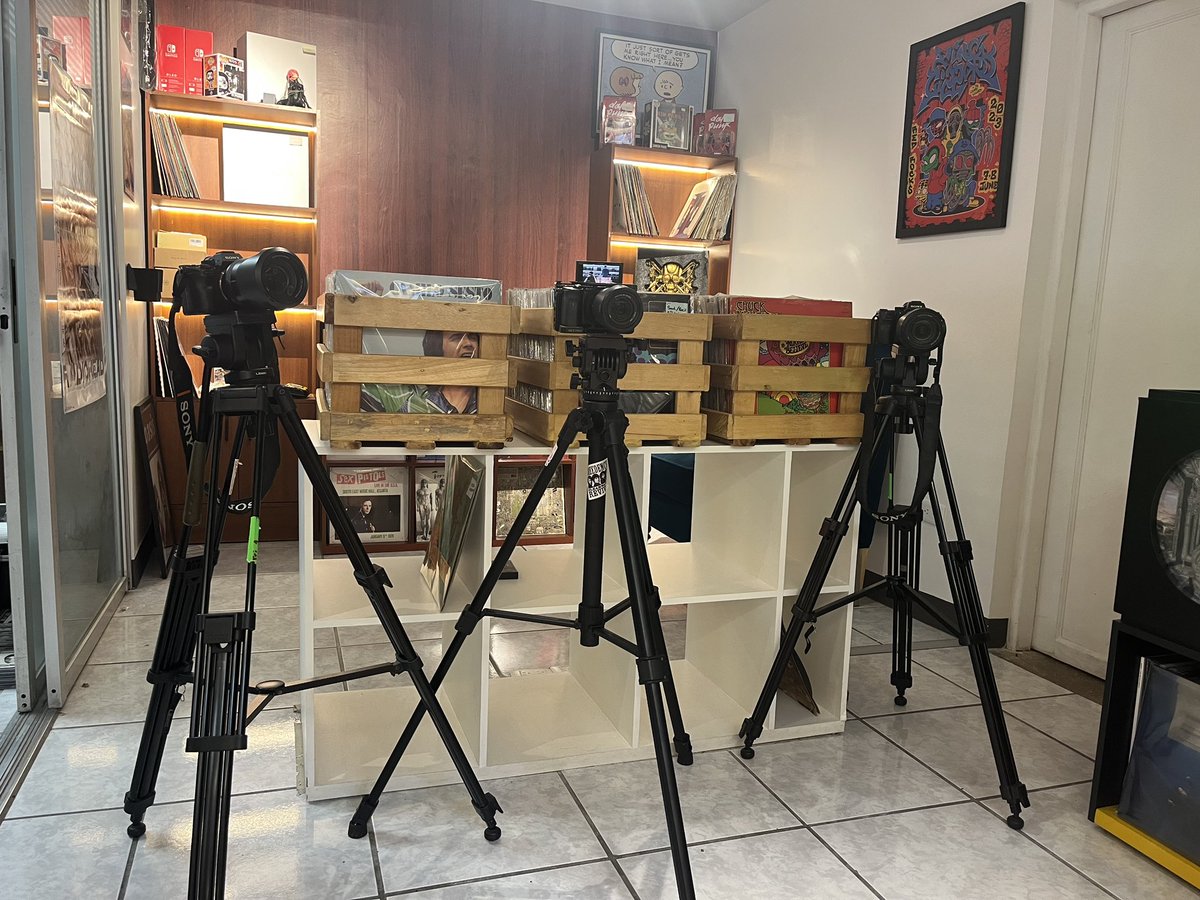 BeeVinylPodcast's tweet photo. 1-2 1-2 probando probando 🎙️👀 https://t.co/8vCxoQQdJK