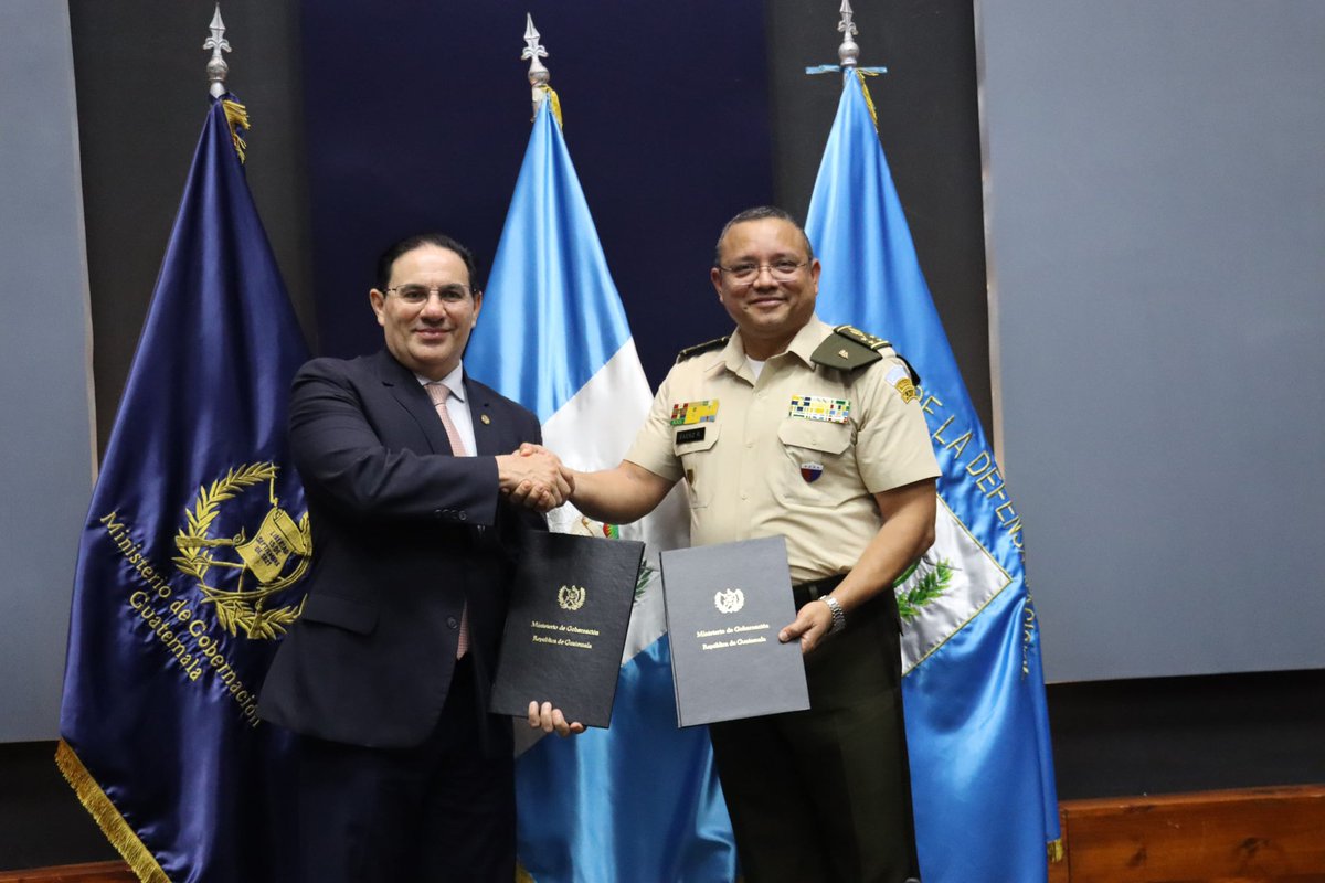 Ejercito_GT's tweet photo. Seguridad nacional y acción interinstitucional estratégica 🇬🇹🫡

Hoy damos un paso firme en la transformación del sistema penitenciario del país, con la firma del Convenio Específico de Cooperación Interinstitucional entre el Ministerio de la Defensa Nacional y el Ministerio de Gobernación.

Este esfuerzo conjunto permitirá la construcción de un centro de cumplimiento de condena de máxima seguridad en #Izabal, obra que será ejecutada por el Cuerpo de Ingenieros del Ejército de Guatemala.

Esta alianza fortalece la infraestructura, la capacidad para recuperar el control del sistema penitenciario y cerrar espacios al crimen organizado.

La coordinación interinstitucional es vital para  garantizar la seguridad, proteger a la población y avanzar hacia un país con mayor desarrollo, estabilidad y paz.

#EjércitoGT 
#AlPuebloDignoSeLeResponde
@mingobguate @GuatemalaGob