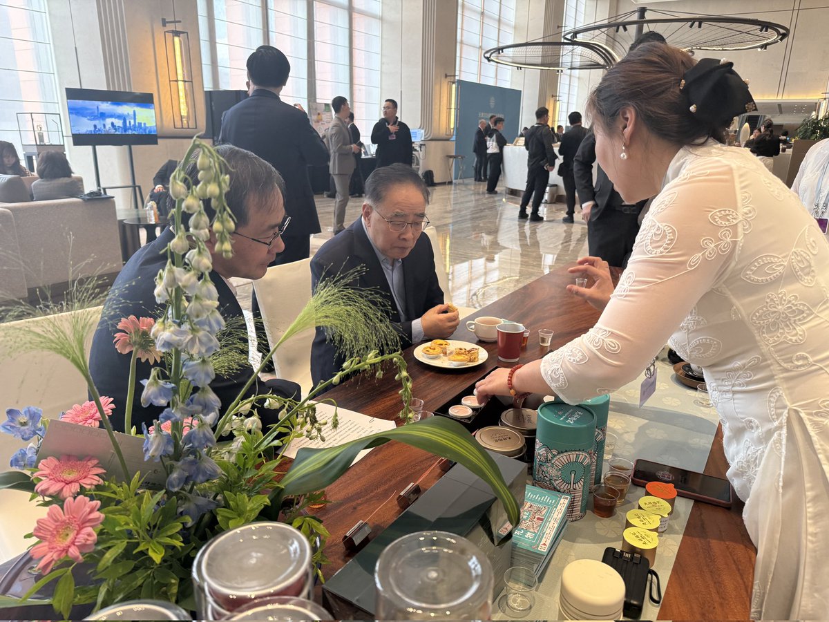 moonrabbit_befo's tweet photo. A hint of jasmine tea drew the attention of global business leaders at the tea break area of #2026GlobalBussinessLeadersRoundtable. Yuanxiang Hongji, a century-old intangible cultural heritage brand from Hexi District, brought authentic "Tianjin flavor" to the international event https://t.co/aQQlYstUkU