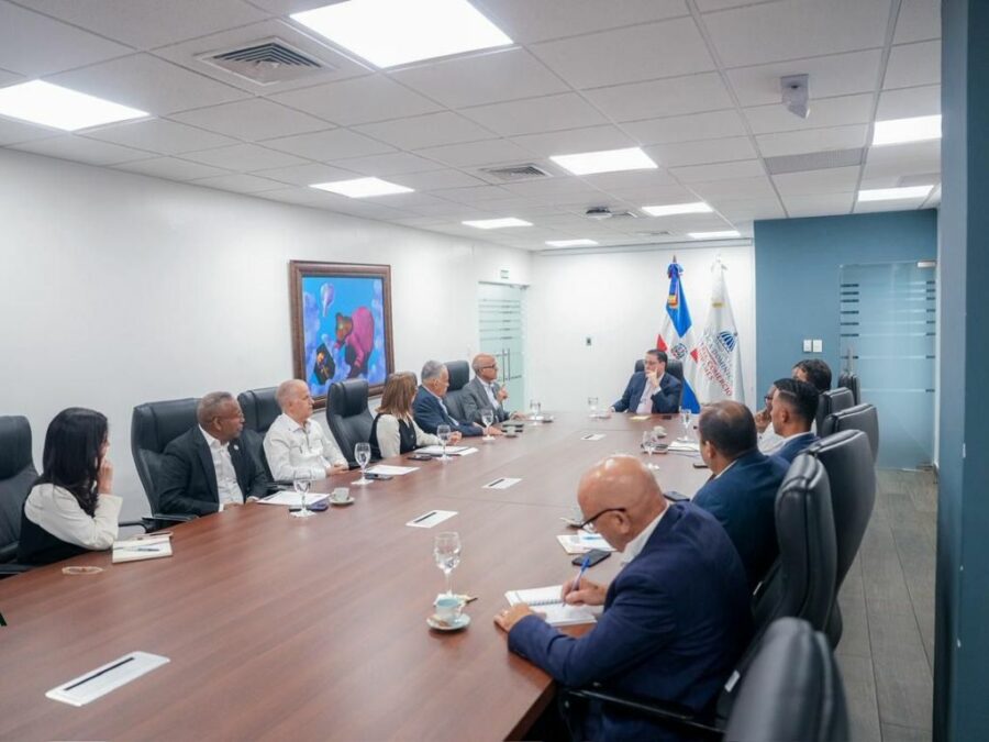 ElDia_do's tweet photo. Sanz Lovatón encabeza reunión con sector de provisiones para garantizar suministro
Más detalles en:https://t.co/eUK5zISCBN
#SanzLovaton #suministros #proviciones #CRIRIS https://t.co/CVGS7drS91