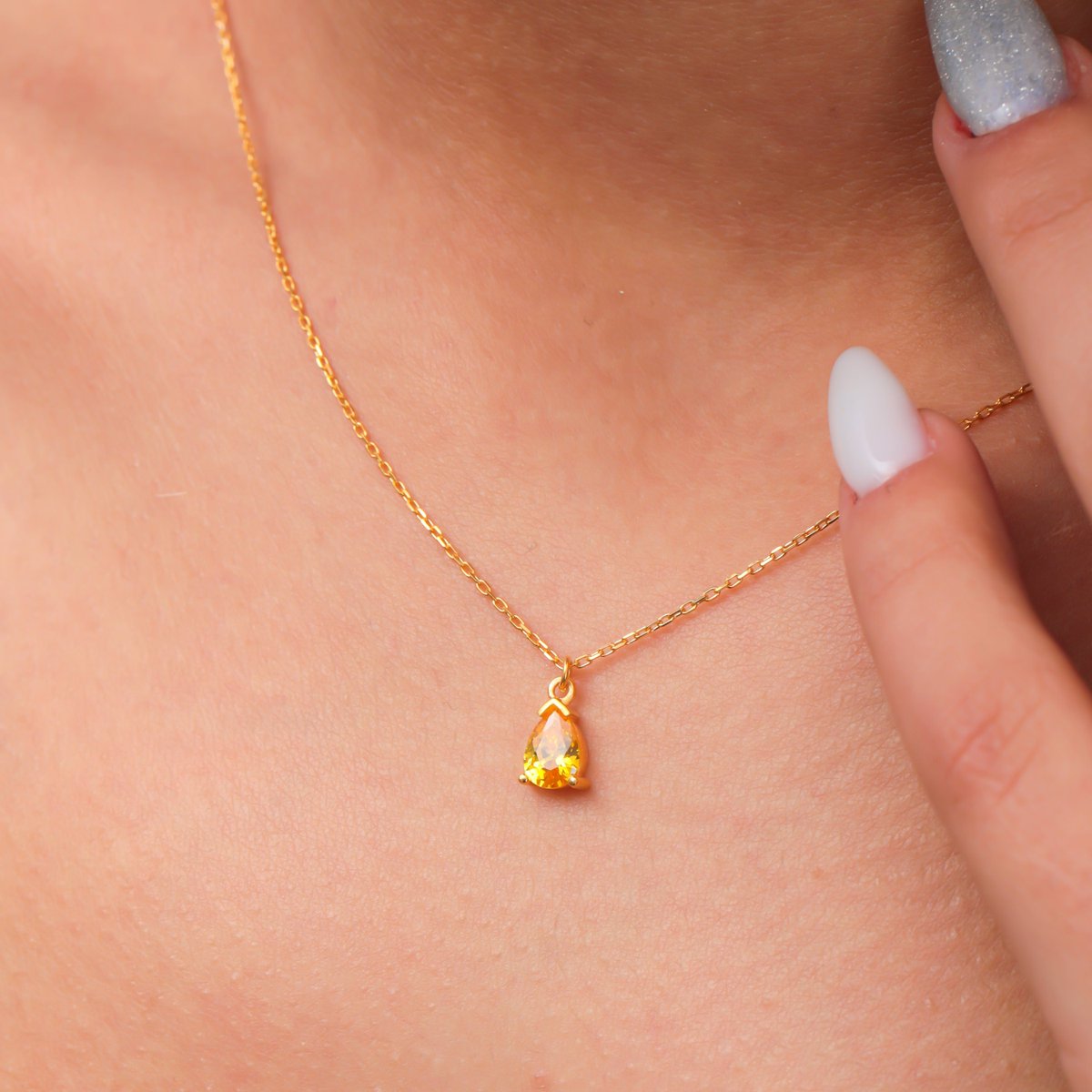 alluniqueness's tweet image. Catch eyes with this stunning 14k #GoldCitrineNecklace! Its pear-shaped sparkle dangles perfectly. A radiant #NovemberBirthstoneJewellery piece, ideal for #ChristmasGiftIdeas. Simply brilliant! alluniqueness.com/14k-gold-pear-…