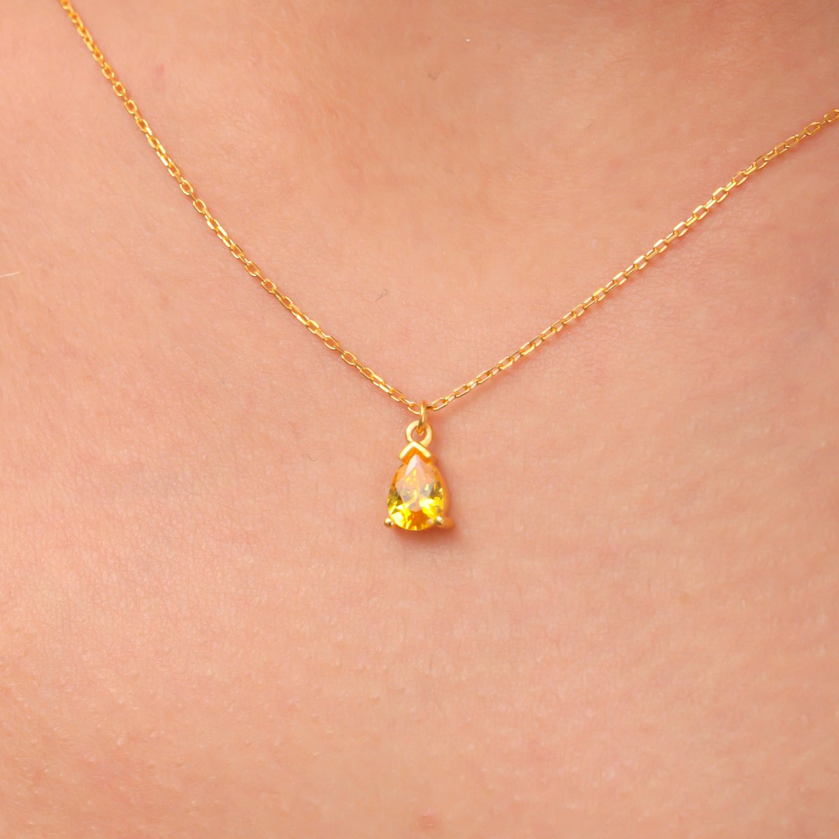 alluniqueness's tweet image. Catch eyes with this stunning 14k #GoldCitrineNecklace! Its pear-shaped sparkle dangles perfectly. A radiant #NovemberBirthstoneJewellery piece, ideal for #ChristmasGiftIdeas. Simply brilliant! alluniqueness.com/14k-gold-pear-…