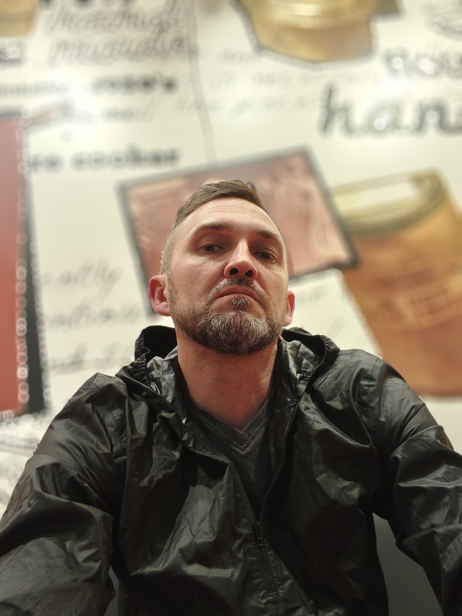 Самое трудное в этой работе - это найти душ и сортир. Ты даже пить должен планировать так, чтобы ровно на стоянке пойти поссать. 

А так, ну работа и работа. Без начальников и прочей херни, присущей обычным работам. Но лучшая работа - это на себя всегда.