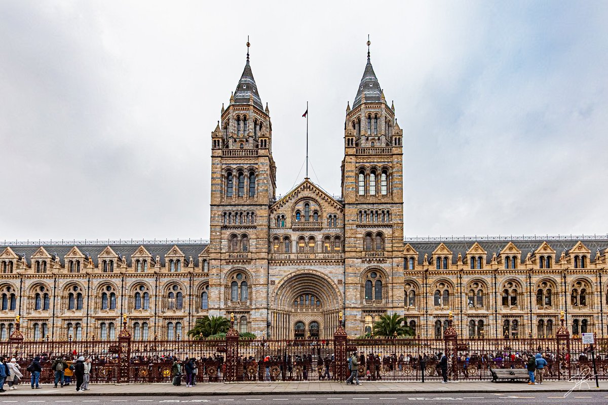 Fragments de Londres : L’infime et le grandiose

Dualité Visuelle : Une exploration de Londres à travers ses contrastes d’échelles. 

Découvrez l'intégralité de la série sur mon site internet :
kyonyxphoto.fr/fragments-de-l…
et diffusée par Hans Lucas 
---

#london #londres