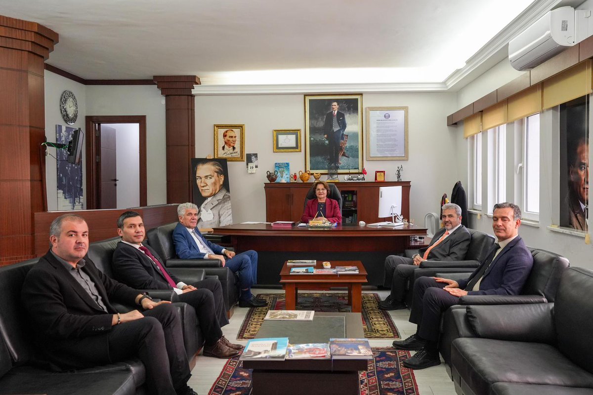 İlçe Milli Eğitim Müdürümüz Sayın Mustafa ÇALIŞKAN ve şube müdürlerimiz, Didim Belediye Başkanlığına nezaket ziyaretinde bulunarak Didim Belediye Başkanı Sayın Hatice GENÇAY ile görüştüler.