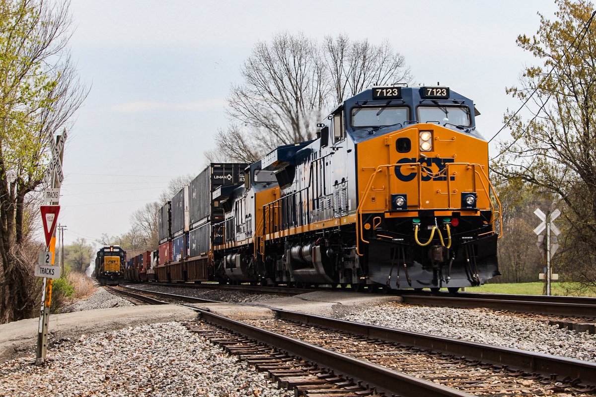 JJackson2716's tweet photo. Spring time means back to watching trains! https://t.co/c64dLHlePy