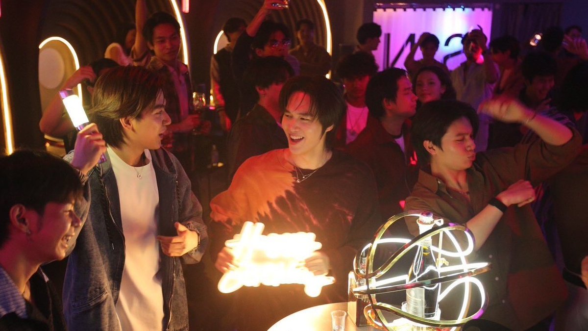 boyslovehub's tweet photo. 🚨 New images from the filming of #YouManiacSeries, the new BL starring #WilliamEst and #BarcodeKin.

Two “red flag” young men, each in their own way, are complete opposites. When they’re forced to fake a relationship, real feelings start to grow between them. https://t.co/h18pLSdEhO