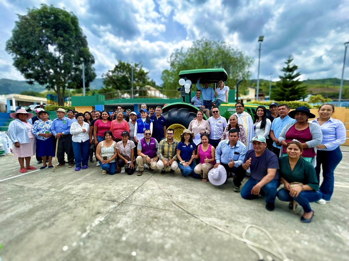 GoberLoja's tweet photo. 🚜| ¡Impulsamos el agro con la entrega de un tractor (SOMA) a la Junta de Riego Pucareña de la parroquia #ElTambo!

@AlexandraMJaraM, gobernadora, junto a @Agricultura_CZ7 verificó la entrega que fortalece la producción local. Además, se entregaron paquetes tecnológicos. https://t.co/4ttZpwN4te