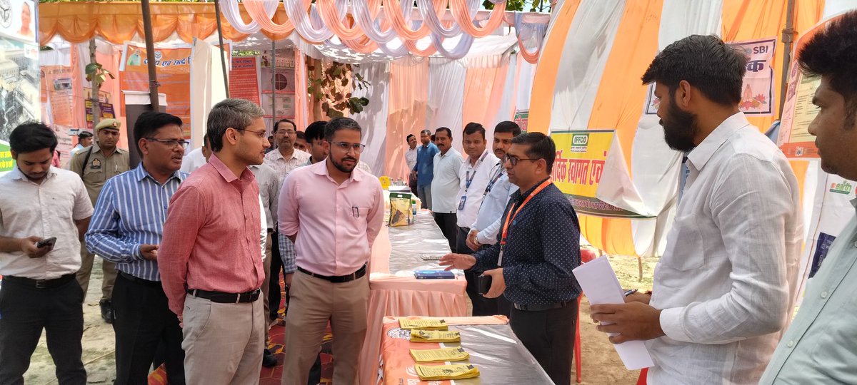 informationftp's tweet photo. प्रदेश सरकार के विकास एवं समृद्धि के नौ वर्ष पूर्ण होने के अवसर पर आईटीआई परिसर फतेहपुर में नौ दिवसीय दिव्य एवं भव्य मेले में लगे स्टालों का @dmfatehpur रविन्द्र सिंह ने जायजा लिया। सांस्कृतिक दलों ने सरकार की जन कल्याणकारी योजनाओं का किया बखान। @CMOfficeUP @InfoDeptUP @UPGovt https://t.co/FSSPeHjC9p