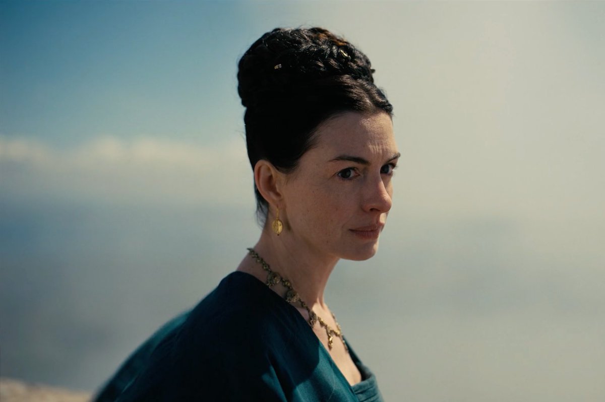 ccentralcine's tweet photo. Anne Hathaway ao ser perguntada com qual diretor sonha trabalhar:

“Quer dizer, eu já tive a oportunidade de trabalhar com Christopher Nolan três vezes, então não estou querendo, tipo, pedir mais nada, mas… é ele.” https://t.co/OyoQw2hzGU