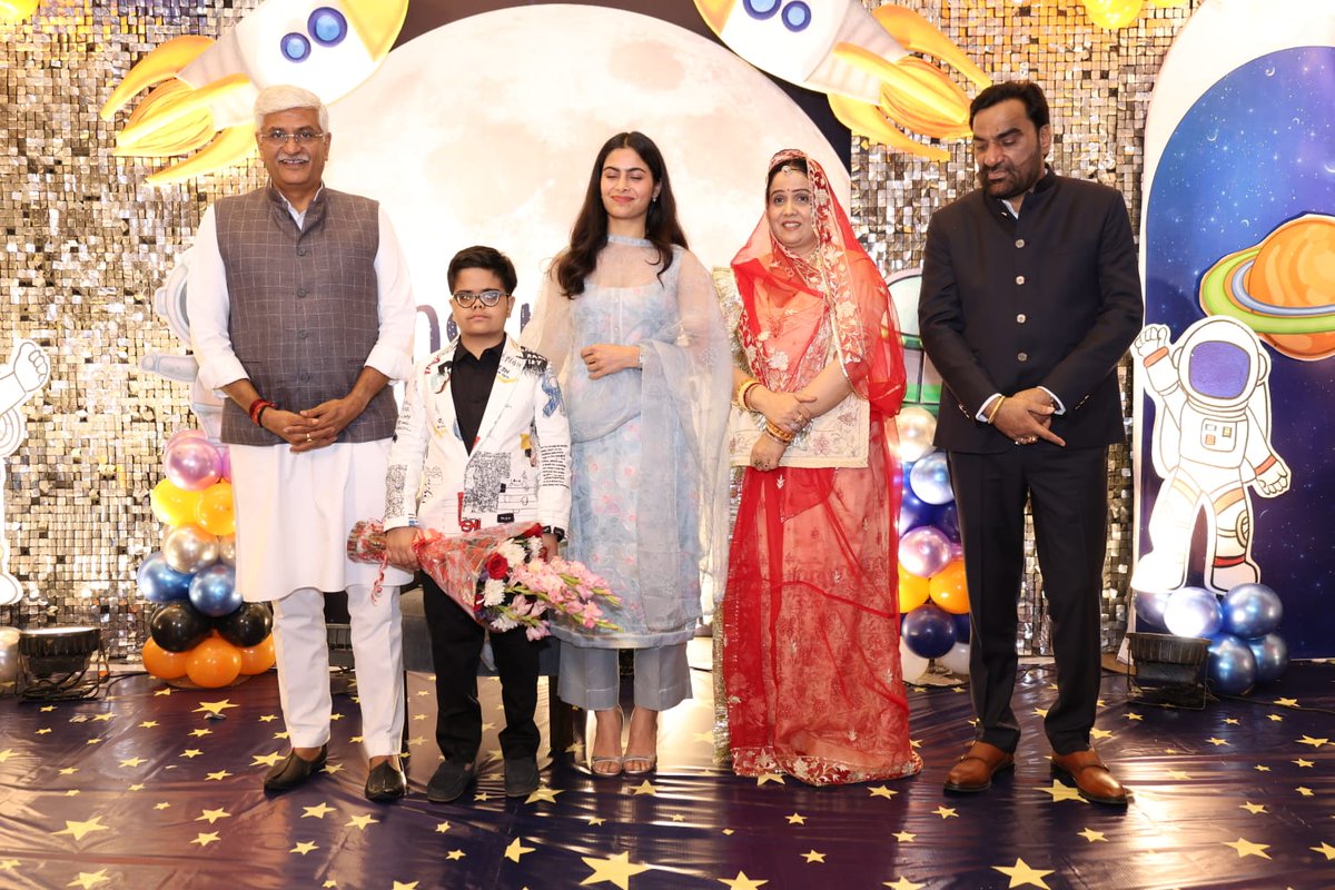 नेताओं से हमें सीखने की जरूरत है कि राजनीति में भले ही मतभेद हो लेकिन सामान्य जीवन में भाईचारा रहना चाहिए। 
समर्थकों को आपस में लड़ना बंद कर देना चाहिए 💐🎉
Happy Birthday aashu bhai
