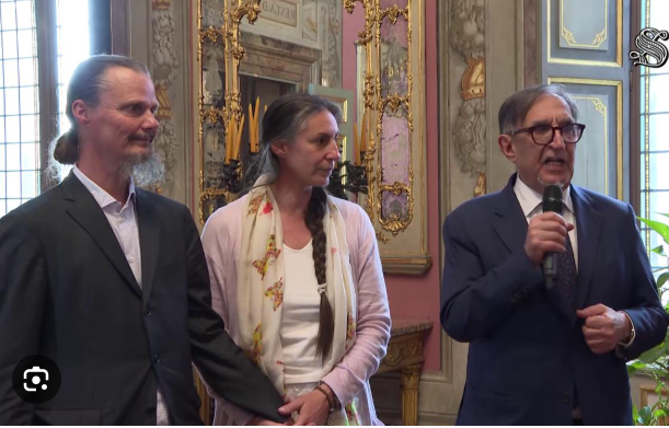 <a href="/Ignazio_LaRussa/">Ignazio La Russa</a> Sig. Presidente, con circa 1.500.000 famiglie italiane che  vivono in una condizione di disagio abitativo e circa 8.000.000 italiani che vivono in abitazioni con problemi strutturali, a che titolo accoglie in Senato con tutti gli onori proprio questi due extracomunitari?