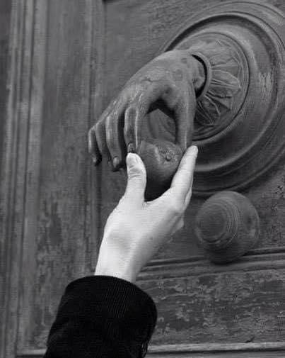 __Artis_'s tweet image. "Cold night 
sharing warmth 
With a stranger." 
Kobayashi issa 
©Christian Paul Kusch 
#blackandwhitephotography 
#Venezia