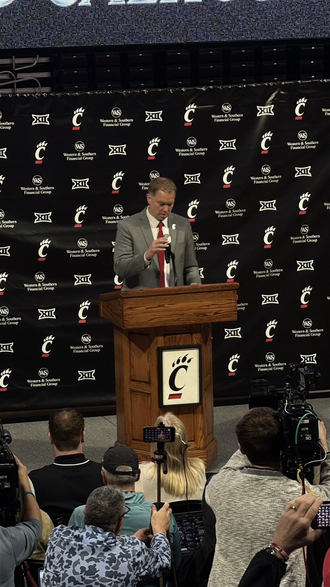 k_colin2's tweet photo. Bearcats head coach Jerrod Calhoun takes the stage

#Bearcats https://t.co/1Ce8cjnTEs