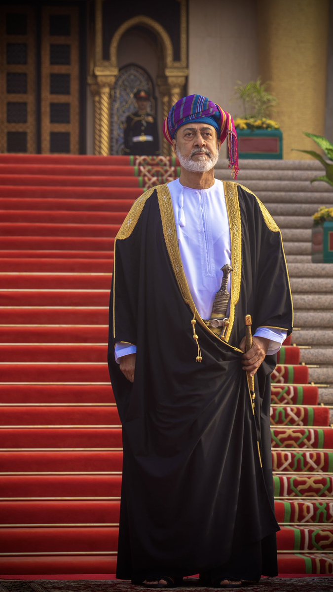 aaaalnabhani's tweet photo. مَقامُ الحَقّ

مَـجْـدُ الـعُـمـانِيِّ فِـي الـتَّـارِيـخِ مَـرْسُـومُ
 وَعِـزُّ هَـيْـثَـمَ بَـيْـنَ الـنَّـاسِ مَـحْـتُـومُ

يَـمْـشِي عَـلَى مَـنْـهَـجِ الـحَـقِّ الـذِي رُفِـعَـتْ
 لَـهُ الـمَـنَـارَاتُ وَالـطُّـغْـيَانُ مَـهْـدُومُ

قَـامَ الـمُـعَـظَّـمُ فِـي الـمَـيْـدَانِ مُـنْـتَـصِـبـاً
 كَـأَنَّـهُ الـصُّـبْـحُ وَالأَوْهَـامُ دَيـجُـومُ

أَدْلَـى بِـقَـوْلٍ هَـزِيـمُ الـرَّعْـدِ يَـسْـبِـقُـهُ
فَـصَـارَ لِلـحَـقِّ بَـيْـنَ الـخَـلْـقِ صَـمْـصُـومُ

مَـا زَلَّ مَـوْقِـفُـهُ مَـا خَـانَ هَـيْـبَـتَـهُ
بَـلْ ثَـارَ بِـالـصِّـدْقِ وَالأَهْـوَاءُ تَـقْـزُومُ

رَأَى الـعَـوَالِـمُ فِـي عَـيْـنَـيْـهِ صَـارِمَـةً
مِـنَ الـيَـقِـيـنِ وَطَـبْـعُ الـحُـرِّ مَـجْـسُـومُ

حَـازَ الـثَّـنَـاءَ مِـنَ الآفَـاقِ قَـاطِـبَـةً
فَـالـفَـضْـلُ لِـلـقَـائِدِ الـمِـقْـدَامِ مَـقْـسُـومُ

يَـا هَـيْـثَـمَ الـجُـودِ لَا زَالَـتْ مَـوَاقِـفُـكُـمْ
ذُخْـراً وَقَـدْرُكَ عِـنْـدَ اللهِ مَـعْـصُـومُ

دُمْ لِلـعُـرُوبَـةِ صَـوْتـاً لَا يُـنَـازِعُـهُ
ضَـعْـفٌ وَسَـيْـفُـكَ فِـي الـهَـيْـجَاءِ مَـرْقُـومُ

عُـمَـانُ تَـفْـخَـرُ وَالأَكْـوَانُ قَـاطِـبَـةً
تُـثْـنِي وَقَـلْـبُ الـمَـعَـالِي فِـيـكَ مَـغْـرُومُ